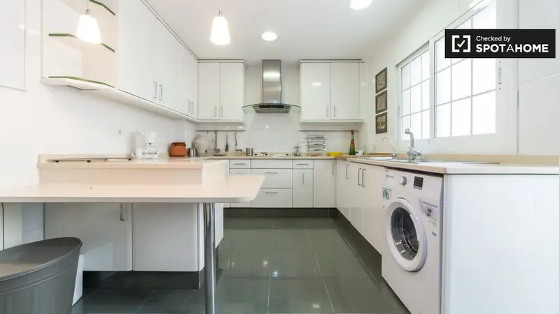 Habitacion Amueblada en Apartamento para Estudiantes El Pla del Real