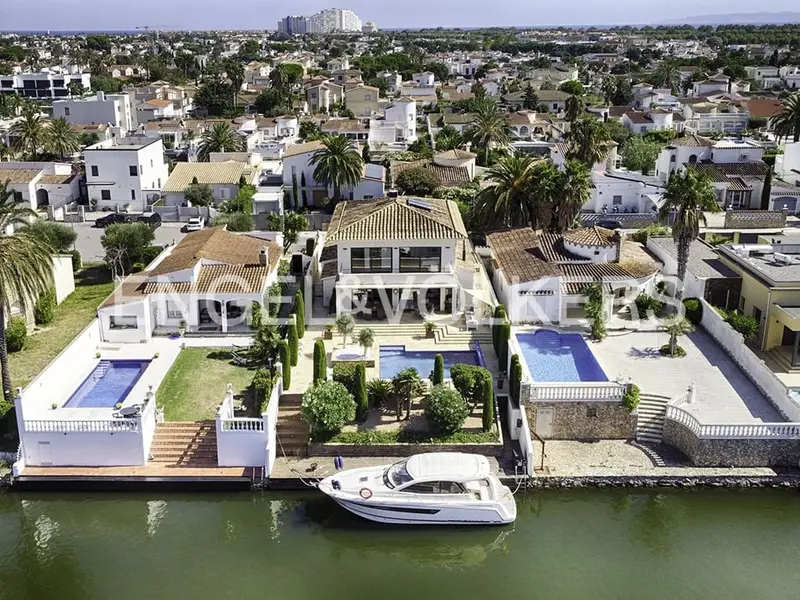 Villa de Lujo en Canal Empuriabrava con Amarre de 15m