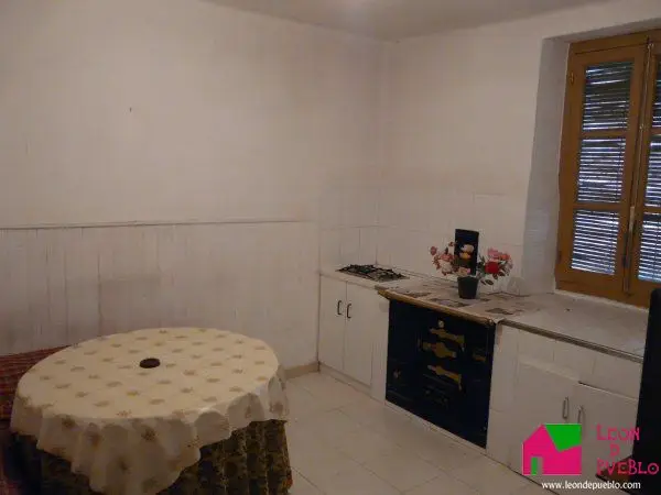 Casa para reformar con patio y pajar cerca de Le	ón