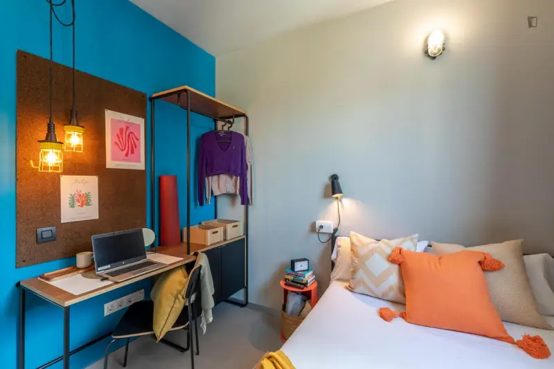 Habitacion individual con bano privado en residencia