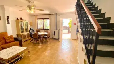 Casa Adosada en Playa de Regla con Patio y Apartamento