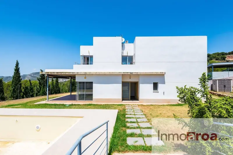 Chalet en Venta en Urbanizaci
ón Privada con Piscina y Golf