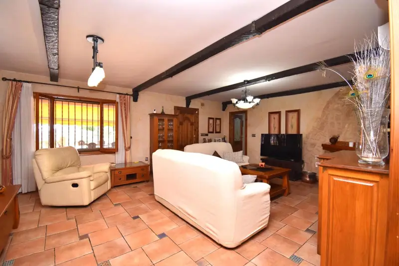 Chalet en venta en Elche con piscina y amplio semisotano