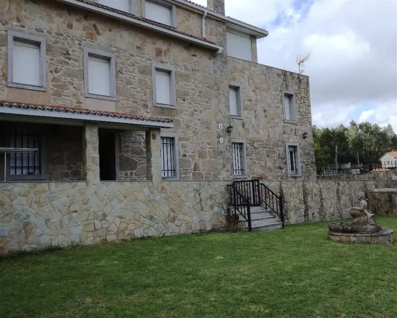 Casa en venta en Outes A Coruna 4 habitaciones 3 banos garaje vistas a la ria