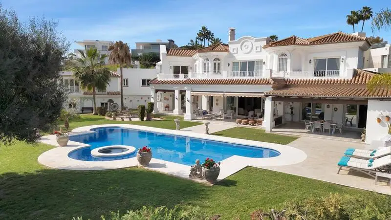 Villa de Lujo 7 Dormitorios Nueva Andalucía Vistas Panorámicas