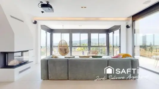 Casa de Diseño en Banyoles con Vistas Panorámicas y Domótica