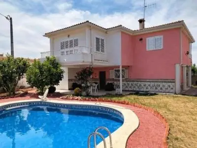 Chalet Independiente con Piscina Privada en Playa de Corinto
