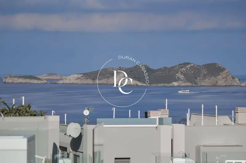 Adosado en Cala Tarida Ibiza con Vistas al Mar y Piscina