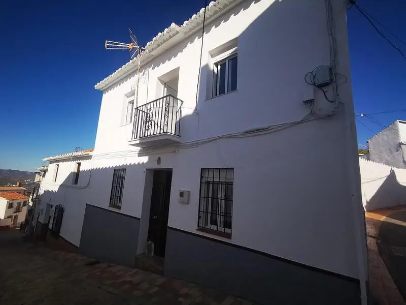 Casa con Enorme Potencial en Periana 5 Dormitorios