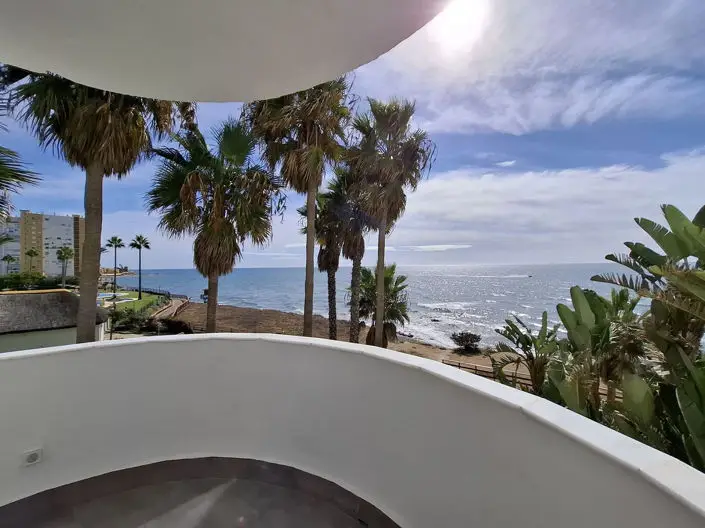 Apartamento en Calahonda Baja Playa con Vistas al Mar