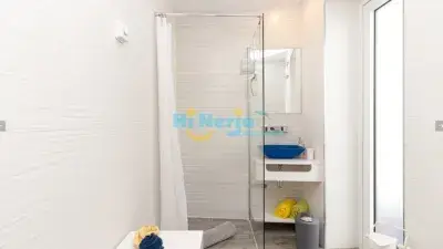 Apartamento en Nerja Primera Linea de Playa con Piscina y Barbacoa