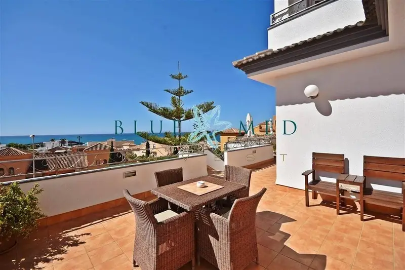 Villa de Lujo en Isla Plana con Vistas al Mar