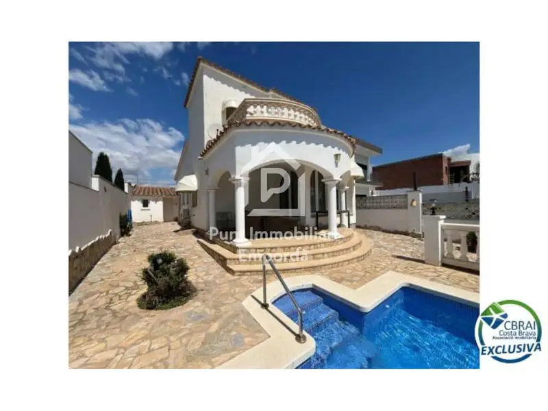 Chalet en venta Empuriabrava con amarre y piscina