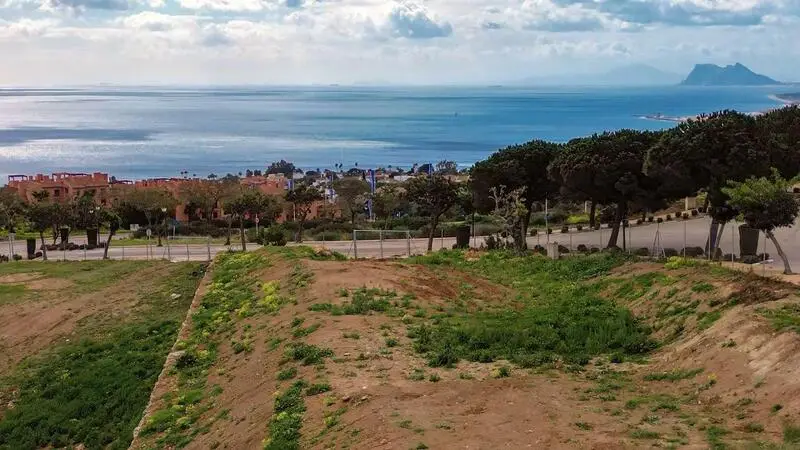Parcela con Vistas al Mar en Bahia de las Rocas Cerca de Sotogrande