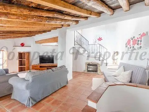 Casa Renovada con 2 Dormitorios y Baño en Suite en Competa