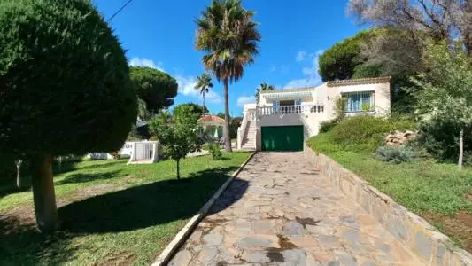 Villa en El Chaparral con Vistas al Mar y Piscina Privada