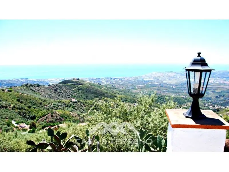 Venta Villa con Terraza y Vistas Panorámicas en Arenas