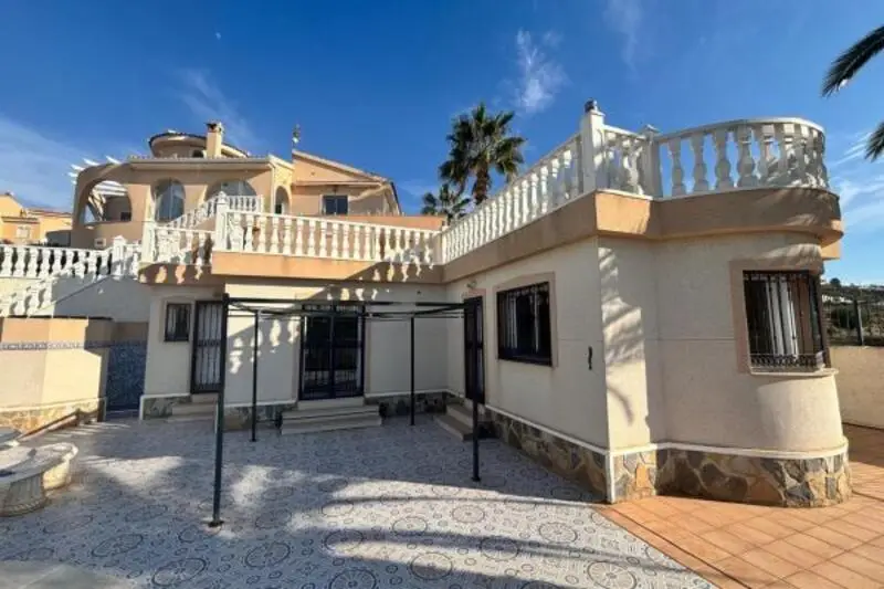 Villa de Lujo con Vistas al Golf La Marquesa 3 Dormitorios Piscina Climatizada