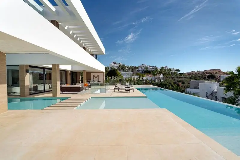 Villa de 5 Dormitorios en Venta Benahavis M

álaga