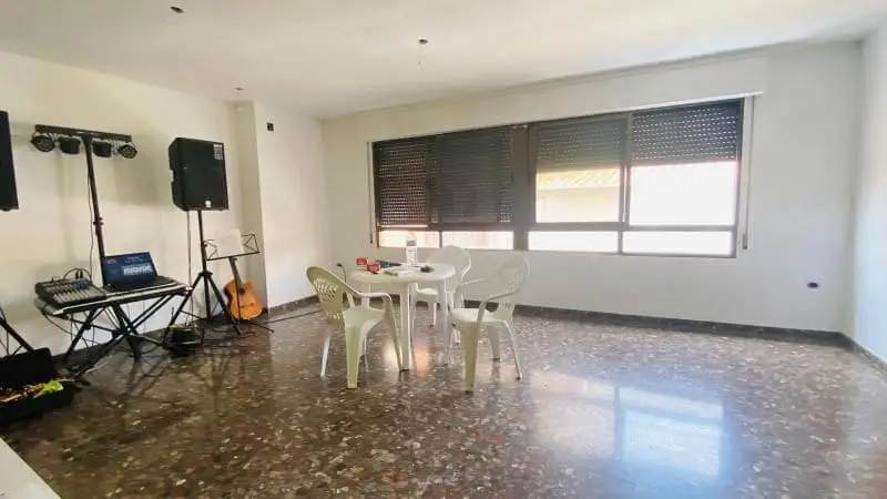 Pareado en Vila real con 6 metros de fachada, 6 habitaciones y 4 baños