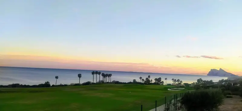 Apartamento en Alcaidesa con Vistas al Mar y Campo de Golf