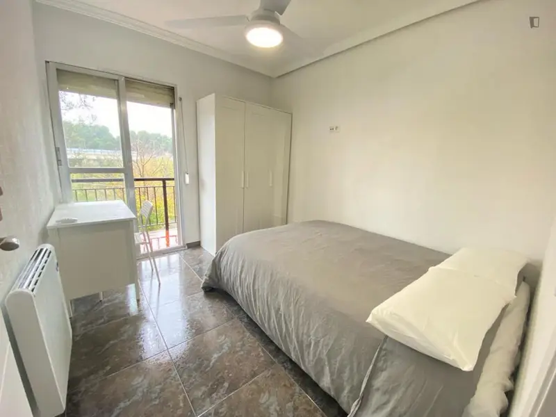 Habitacion Doble con Balcon en Piso Compartido Reformado cerca del Metro