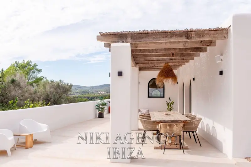 Chalet en venta en Ibiza: Lujo y Naturaleza