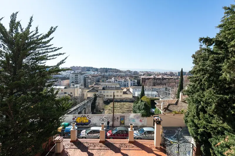 Casa en venta en Granada centro  3 plantas  Loft reformada