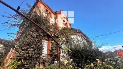 Chalet en Venta en Avilés: Amplia Casa con Jardín y Huerta