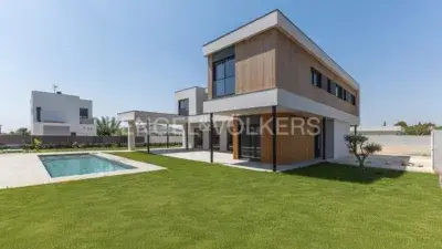 Casa en Alquiler 300m2 con Piscina en Urbanizacion La Conarda