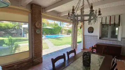 Chalet de Lujo en La Dehesa Golf: 4 Suites, Piscina, Jardín y Vivienda Independiente