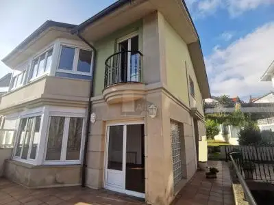 Chalet Adosado en Torrelavega con Vistas Excepcionales