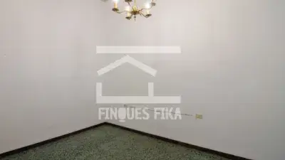Edificio con vivienda y local comercial en Carrer La Riera