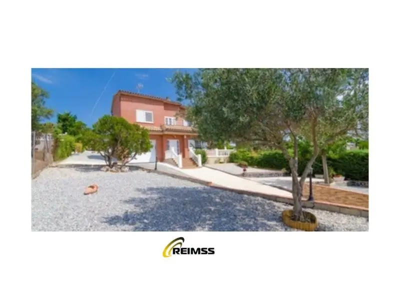 Chalet en venta con piscina y casa de invitados