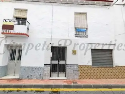 Casa Rural en Torrox Pueblo: 3 Dormitorios, Jardín y Terraza