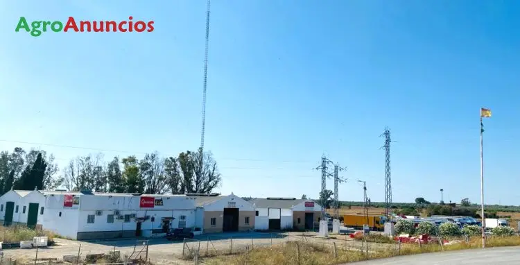 Venta  de Finca con 4 naves y oficinas en Sevilla