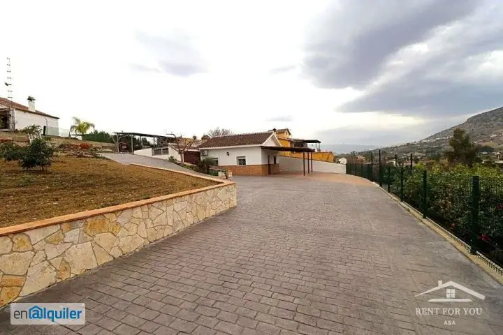 Casa Independiente en Zona Tranquila con Apartamento Exterior