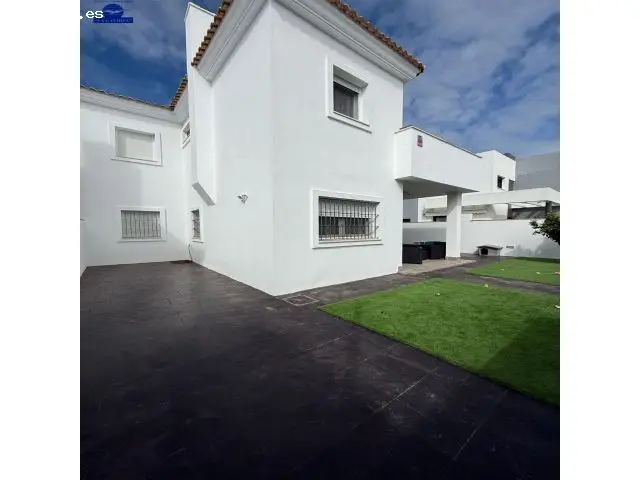 Chalet Adosado en Residencial Molino Viejo cerca de la playa