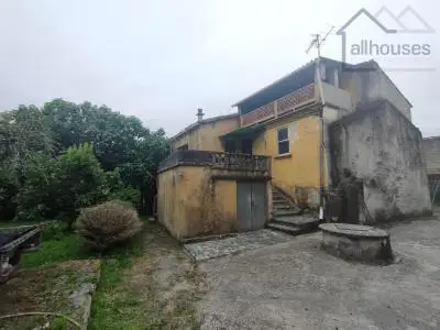 Casa en O Rosal con 3 Dormitorios y Gran Parcela para Reformar