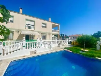 Chalet en Primera Linea de Mar con Piscina y Jardin