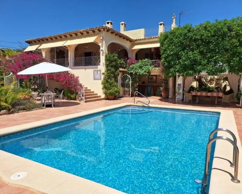 Villa en Benissa con 4 Dormitorios y Piscina