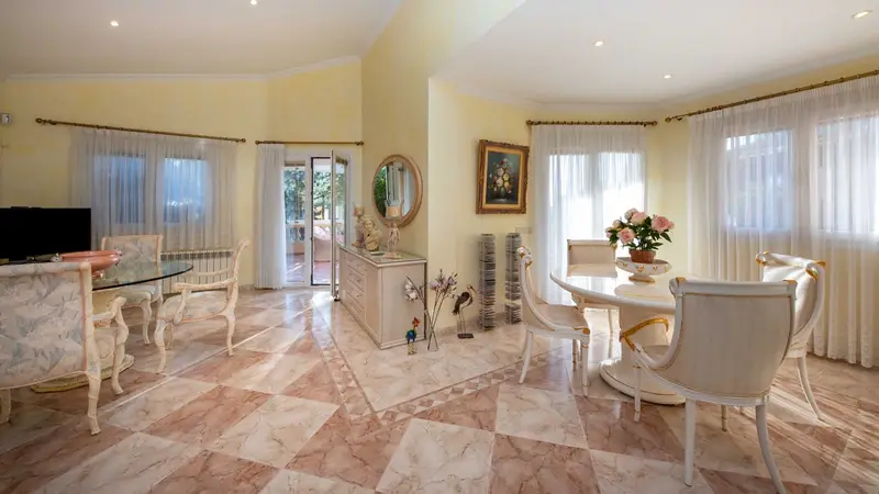 Villa en Costa de la Calma Mallorca con Piscina y Vistas al Mar