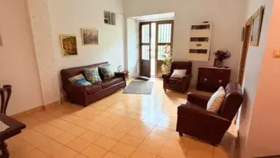 Piso en Venta en Sopeñano: Casa de Piedra con Patio y Vistas