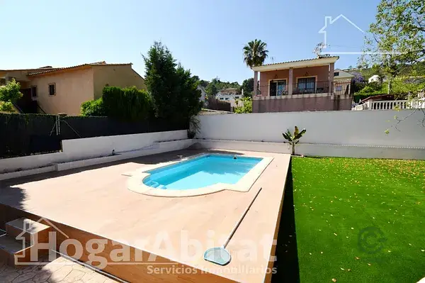 Chalet en Chiva con Piscina Privada y Garaje
