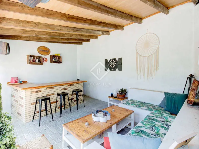 Chalet en venta en Olivella cerca de Sitges con piscina y anexo