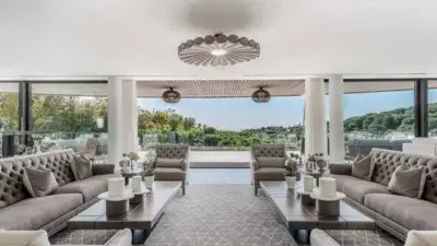 Villa de Lujo en Sotogrande con Vistas al Mar y Golf