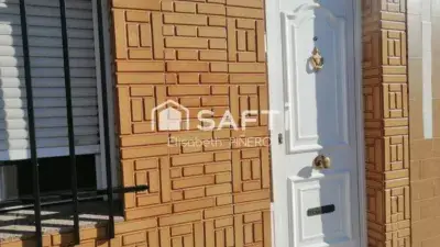 Ático en Venta en Montijo: 4 Dormitorios, Terraza y Nave