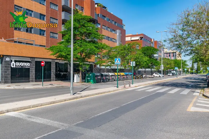 Piso en Venta en Granada Ciudad: Terraza 61m², Garaje, Urbanización con Piscina y Gimnasio