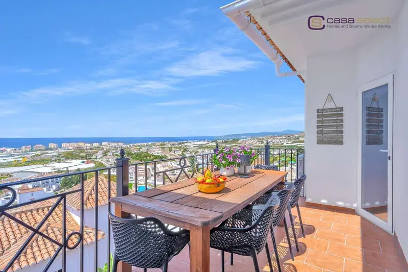 Chalet en Torrox Park con Vistas al Mar y Piscina Privada