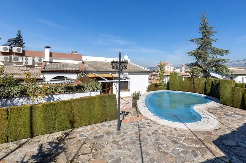 Chalet en Colinas Bermejas Monachil con Piscina y Pista de Tenis